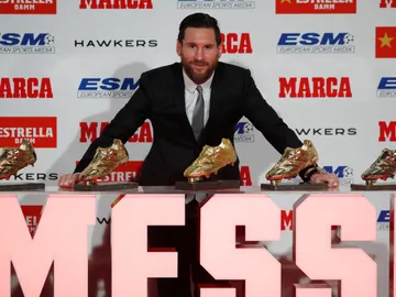 Messi posa con sus cinco Botas de Oro Messi posa con sus cinco Botas de Oro