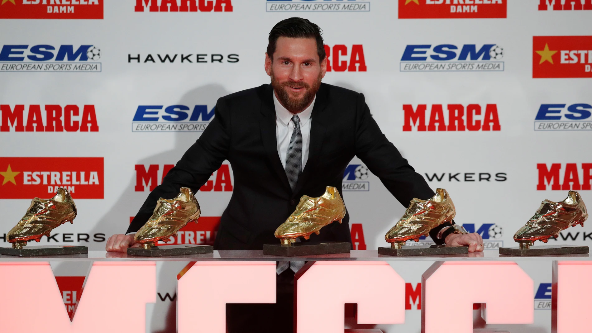 Messi posa con sus cinco Botas de Oro Messi posa con sus cinco Botas de Oro