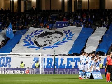 Los aficionados de la Real Sociedad homenajean a Aitor Zabaleta