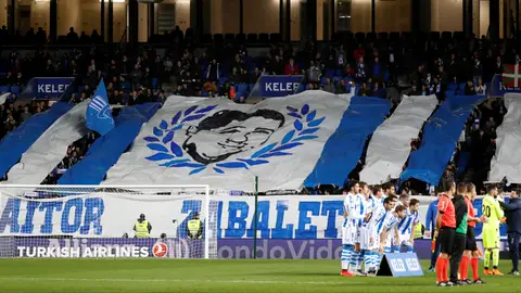 Los aficionados de la Real Sociedad homenajean a Aitor Zabaleta Los aficionados de la Real Sociedad homenajean a Aitor Zabaleta