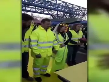 Dos 'chalecos amarillos' que se conocieron en las protestas se casan en una curiosa ceremonia Dos 'chalecos amarillos' que se conocieron en las protestas se casan en una curiosa ceremonia