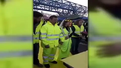 Dos 'chalecos amarillos' que se conocieron en las protestas se casan en una curiosa ceremonia Dos 'chalecos amarillos' que se conocieron en las protestas se casan en una curiosa ceremonia