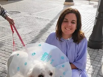 La edil junto a un perro La edil junto a un perro