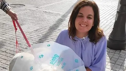 La edil junto a un perro La edil junto a un perro