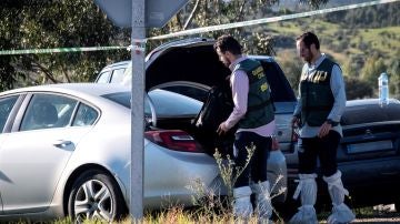 Efectivos de la Guardia Civil inspeccionan el paraje La Mimbrera en el término municipal de El Campillo Efectivos de la Guardia Civil inspeccionan el paraje La Mimbrera en el término municipal de El Campillo
