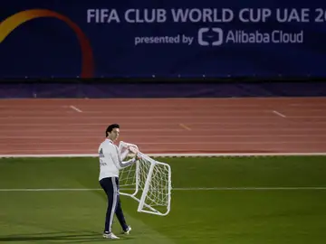 Solari lleva una portería durante un entrenamiento del Real Madrid Solari lleva una portería durante un entrenamiento del Real Madrid
