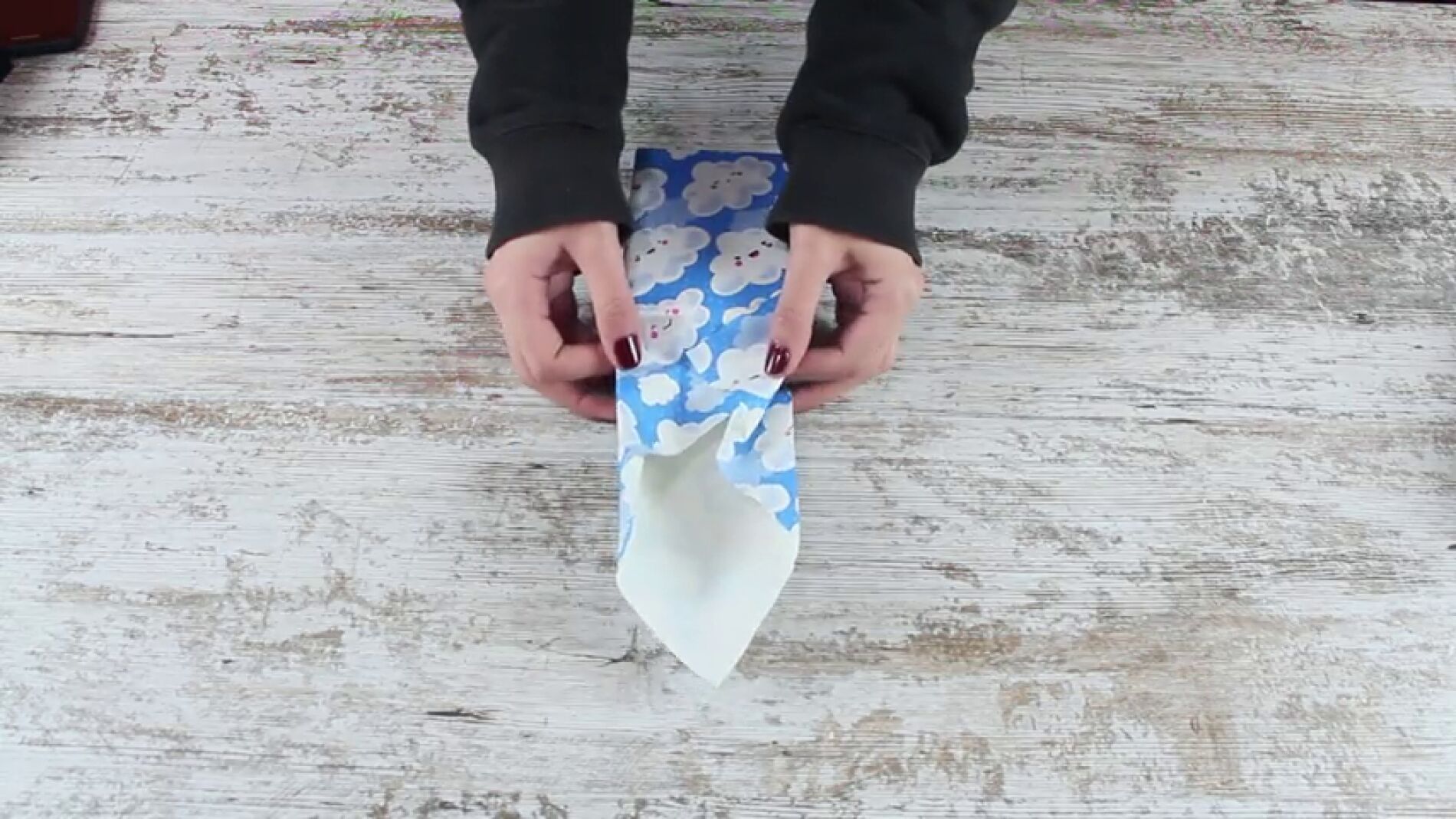 El truco asi&aacute;tico para envolver regalos en segundos