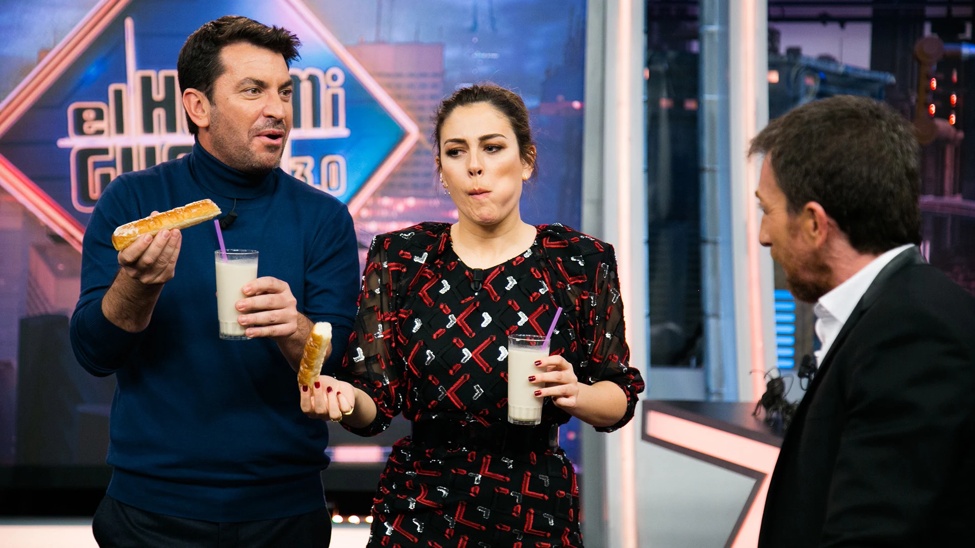 Pablo Motos concede el deseo de Arturo Valls y Blanca Suárez como invitados Platino de 'El Hormiguero 3.0' bebiendo horchata al ritmo de 'Paquito el chocolatero' Vídeo: Pablo Motos concede el deseo de Arturo Valls y Blanca Suárez como invitados Platino de 'El Hormiguero 3.0' bebiendo horchata al ritmo de 'Paquito el chocolatero'