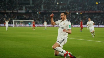 Bale celebra uno de sus tres goles contra el Kashima