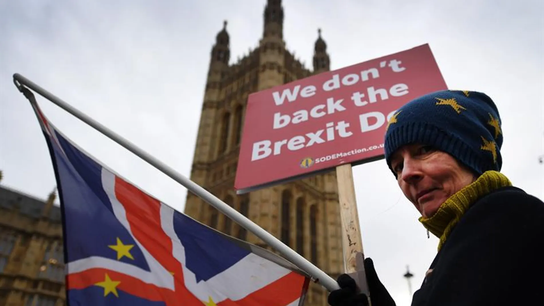 Mujer manifestándose contra el Brexit Mujer manifestándose contra el Brexit