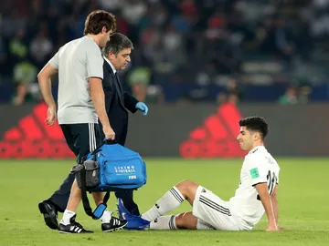 Asensio es atendido por los médicos durante el partido contra el Kashima Asensio es atendido por los médicos durante el partido contra el Kashima