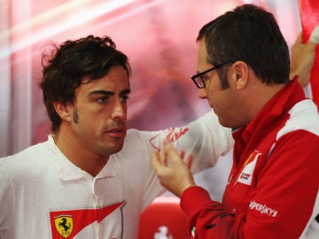 Fernando Alonso y Stefano Domenicali charlan en la época del asturiano en la escudería italiana