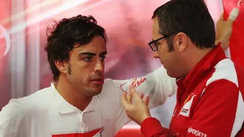 Fernando Alonso y Stefano Domenicali charlan en la época del asturiano en la escudería italiana Fernando Alonso y Stefano Domenicali charlan en la época del asturiano en la escudería italiana