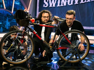 Los 'Swingvergüenzas' sorprenden a Arturo Valls y a Blanca Suárez tocando un villancico con una bicicleta