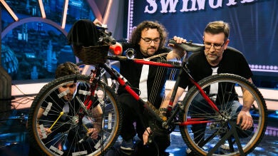 Los 'Swingvergüenzas' sorprenden a Arturo Valls y a Blanca Suárez tocando un villancico con una bicicleta