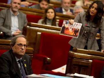 Inés Arrimadas, líder de Ciudadanos, muestra una foto de los CDR a Quim Torra, presidente de la Generalitat. Inés Arrimadas, líder de Ciudadanos, muestra una foto de los CDR a Quim Torra, presidente de la Generalitat.