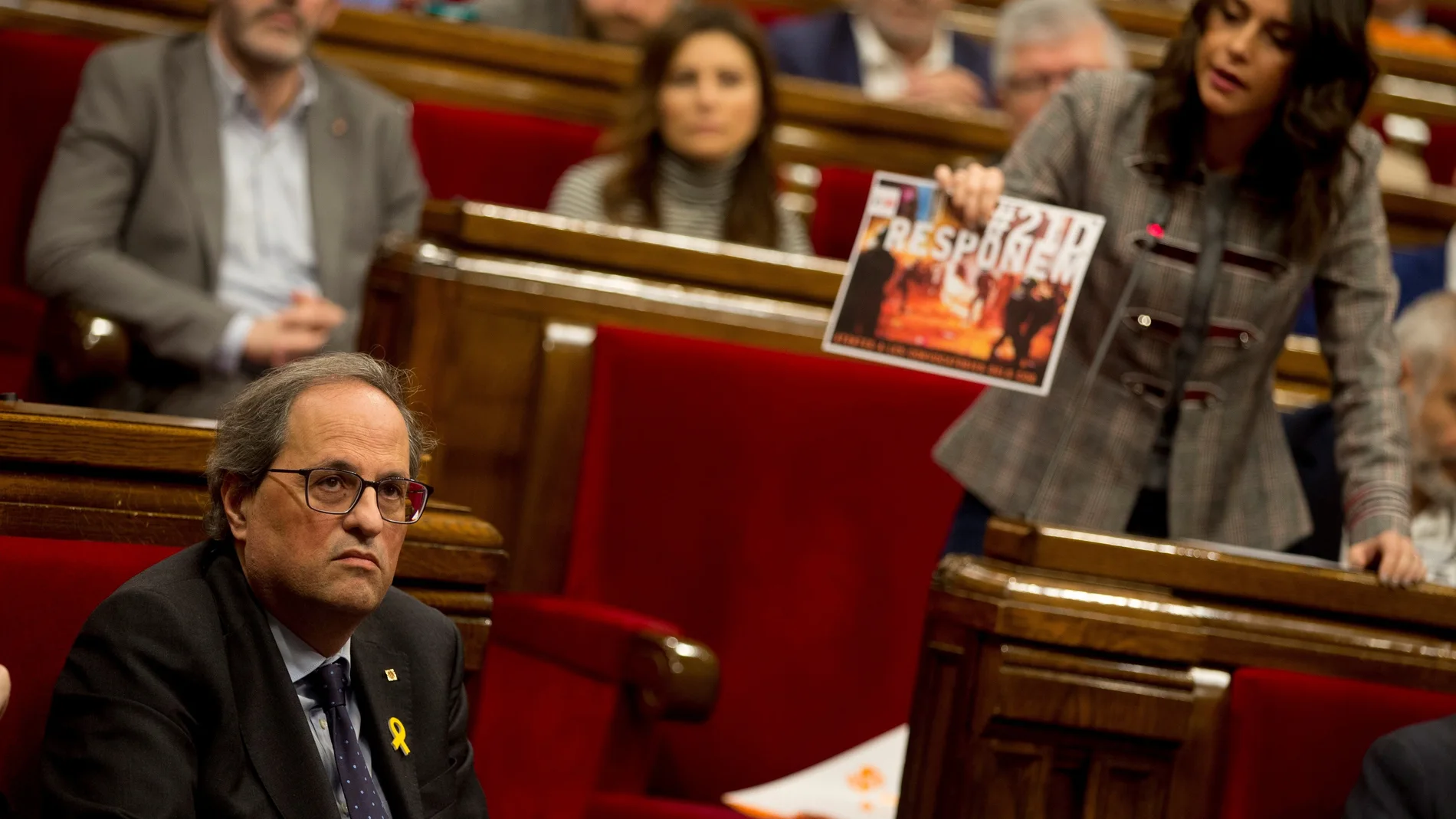 Inés Arrimadas, líder de Ciudadanos, muestra una foto de los CDR a Quim Torra, presidente de la Generalitat. Inés Arrimadas, líder de Ciudadanos, muestra una foto de los CDR a Quim Torra, presidente de la Generalitat.