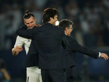 Solari felicita a Bale durante el partido contra el Kashima