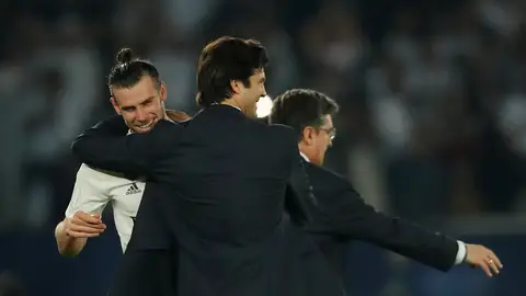 Solari felicita a Bale durante el partido contra el Kashima Solari felicita a Bale durante el partido contra el Kashima