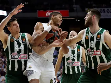 Tavares lucha por el balón ante los jugadores de Panathinaikos Tavares lucha por el balón ante los jugadores de Panathinaikos