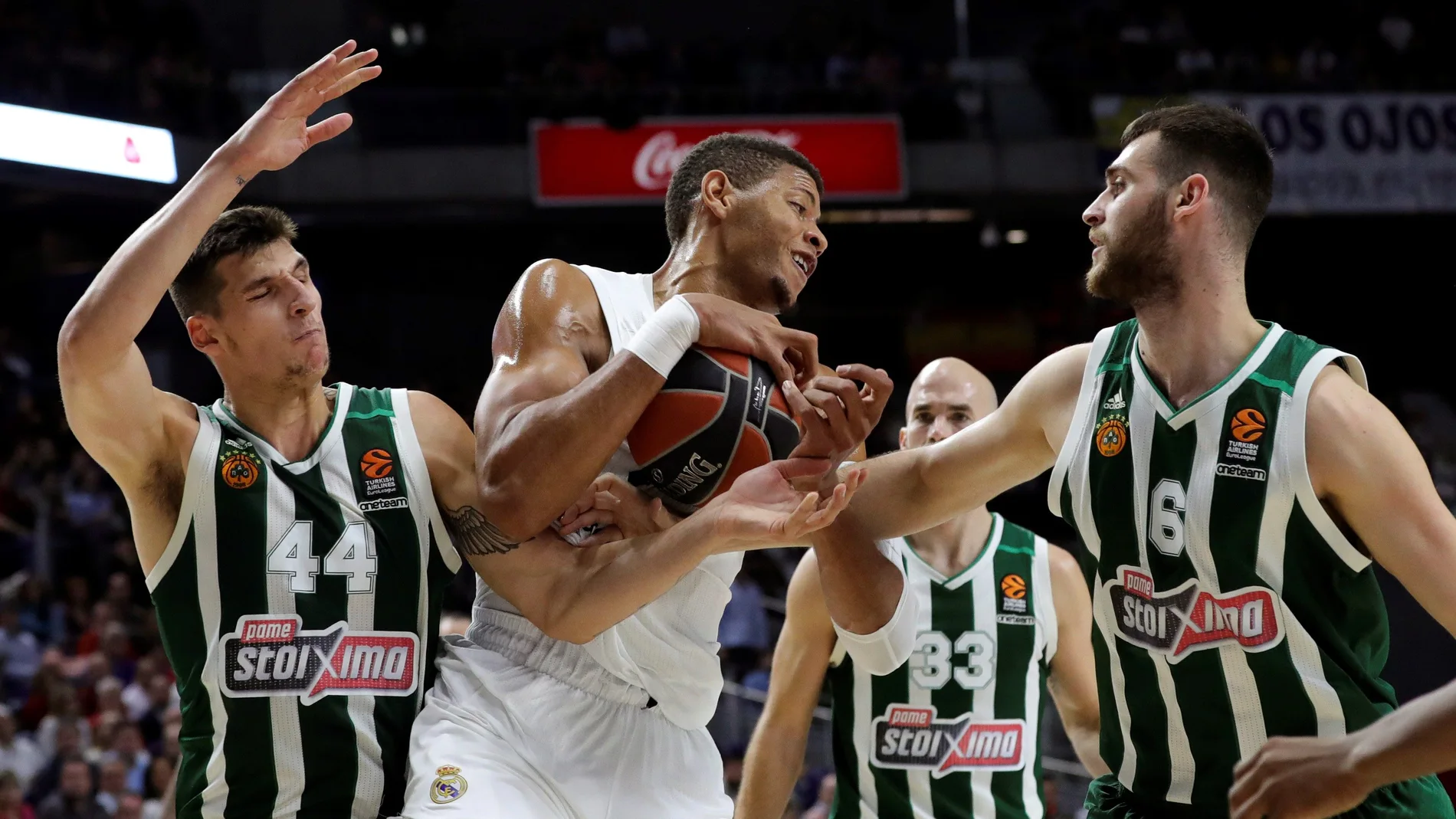Tavares lucha por el balón ante los jugadores de Panathinaikos Tavares lucha por el balón ante los jugadores de Panathinaikos
