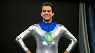 'Globo Man' no pierde su elegancia al sufrir un tremendo impacto entre dos globos