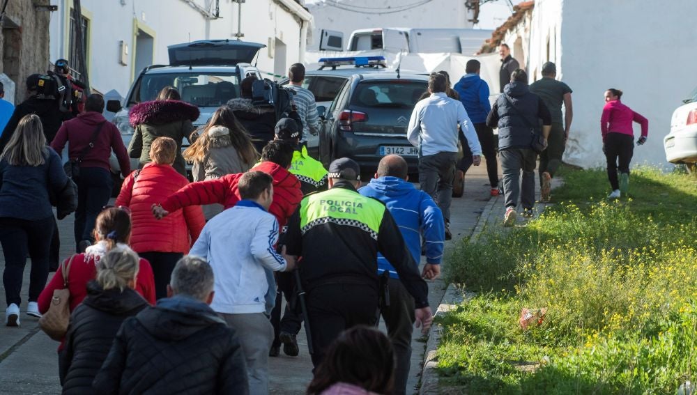 Vecinos de el Campillo (Huelva) saltan el cordón policial 