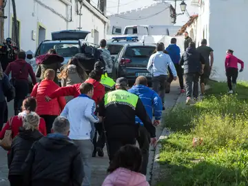 Vecinos de el Campillo (Huelva) saltan el cordón policial Vecinos de el Campillo (Huelva) saltan el cordón policial