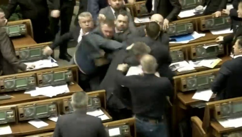 Pelea a puñetazos en el parlamento ucraniano tras la acusación a un político de ser agente de Putin