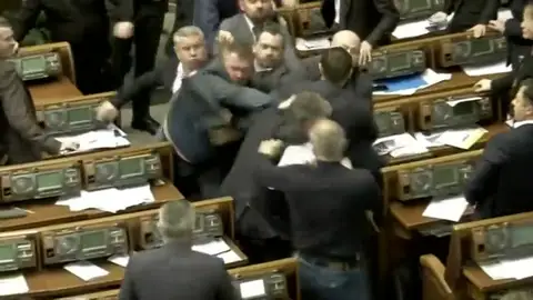 Pelea a puñetazos en el parlamento ucraniano tras la acusación a un político de ser agente de Putin Pelea a puñetazos en el parlamento ucraniano tras la acusación a un político de ser agente de Putin