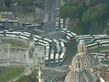 En Roma los autobuses turísticos han bloqueado la Plaza de Venecia para protestar por una ley que prohibirá su entrada al centro histórico