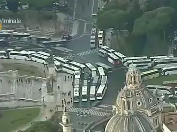 En Roma los autobuses turísticos han bloqueado la Plaza de Venecia para protestar por una ley que prohibirá su entrada al centro histórico En Roma los autobuses turísticos han bloqueado la Plaza de Venecia para protestar por una ley que prohibirá su entrada al centro histórico