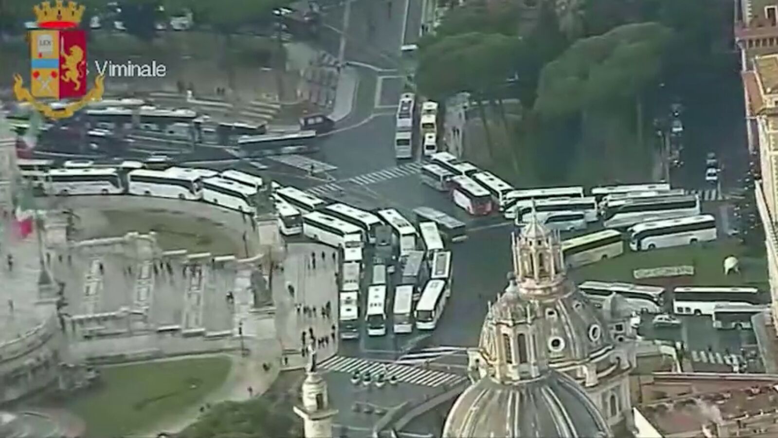 Los autobuses turísticos bloquean el centro de Roma para protestar por una ley que prohibirá su entrada al casco histórico