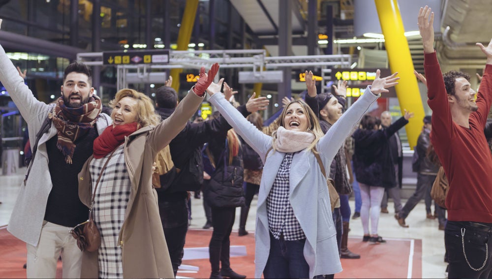 La Voz - 'La Voz' sorprende con una performance en el aeropuerto de Madrid