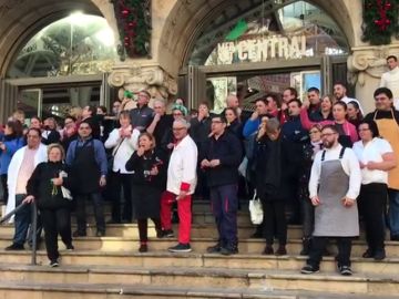 Varios vendedores del Mercado Central de Valencia entran a la fuerza en el ayuntamiento 