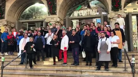 Varios vendedores del Mercado Central de Valencia entran a la fuerza en el ayuntamiento Varios vendedores del Mercado Central de Valencia entran a la fuerza en el ayuntamiento