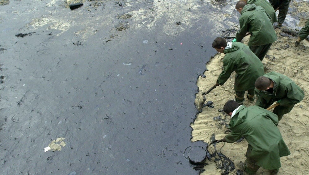 Militares de la Armada limpian la playa de Malpica, en la llamada 'Costa de la Muerte'