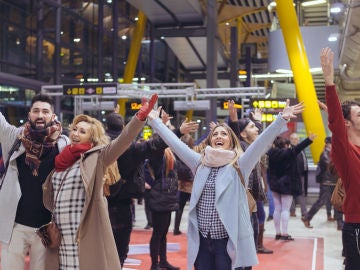 VÍDEO: 'La Voz' sorprende con una performance en el aeropuerto de Madrid VÍDEO: 'La Voz' sorprende con una performance en el aeropuerto de Madrid