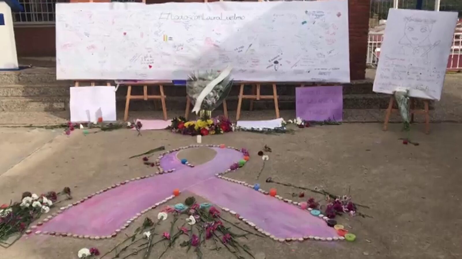 Dibujos, frases de repulsa por el crimen de Laura Luelmo y poemas protagonizan el mural que la homenajea en el instituto en el que daba clase