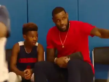 LeBron James da indicaciones a su hijo LeBron James da indicaciones a su hijo