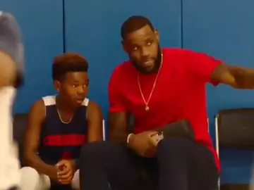 LeBron James da indicaciones a su hijo LeBron James da indicaciones a su hijo
