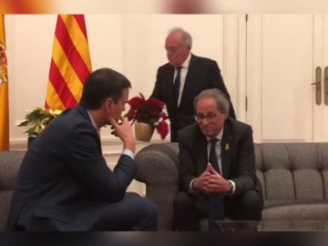 Moncloa añade flores rojas entre las dos amarillas durante la reunión entre Sánchez y Torra Moncloa añade flores rojas entre las dos amarillas durante la reunión entre Sánchez y Torra
