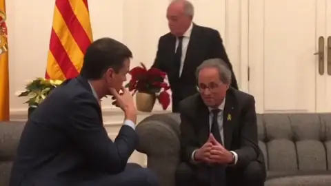 Moncloa añade flores rojas entre las dos amarillas durante la reunión entre Sánchez y Torra Moncloa añade flores rojas entre las dos amarillas durante la reunión entre Sánchez y Torra