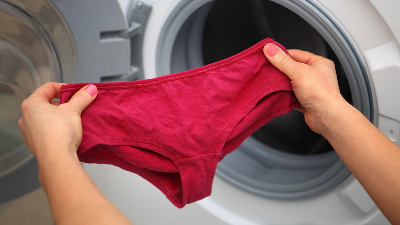 Cómo limpiar las manchas de sangre de la ropa interior