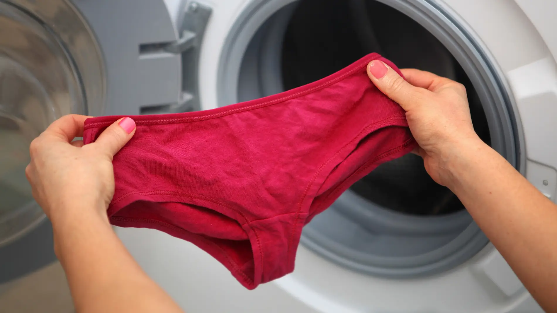 Así deberías estar lavando tu ropa interior
