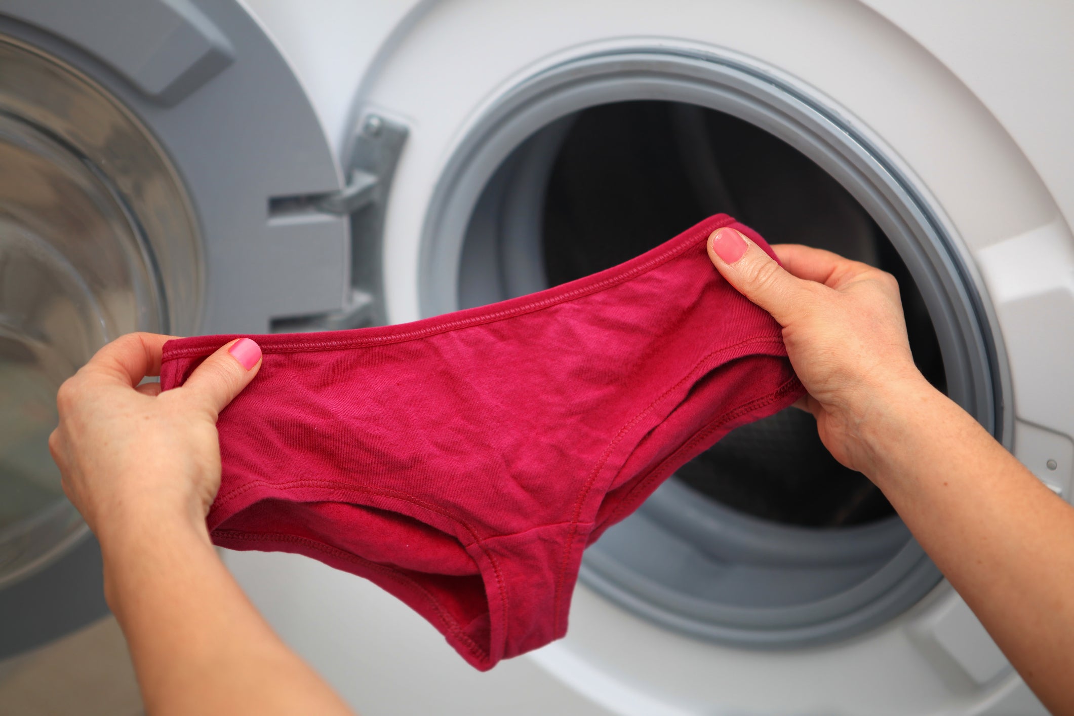 Máquina de lavar ropa en el interior de la lavandería
