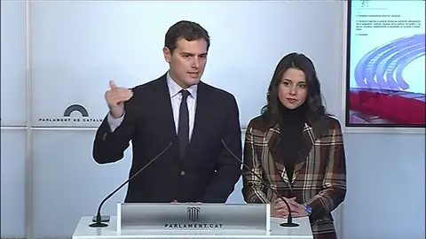 Rivera: "Con la que hay liada lo que se le ocurre a Sánchez es cambiar el nombre al aeropuerto" Rivera: "Con la que hay liada lo que se le ocurre a Sánchez es cambiar el nombre al aeropuerto"