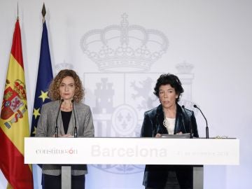 La ministra portavoz del Gobierno, Isabel Celaá, acompañada por la ministra de Administraciones Territoriales, Meritxell Batet