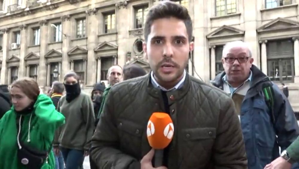Gritos contra un redactor de Antena 3 Noticias durante su conexión en directo