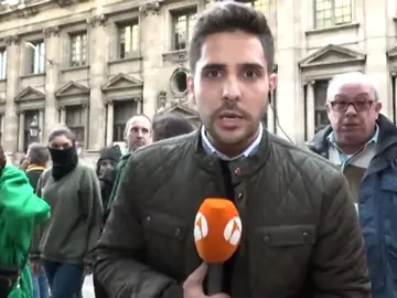 Gritos contra un redactor de Antena 3 Noticias durante su conexión en directo Gritos contra un redactor de Antena 3 Noticias durante su conexión en directo